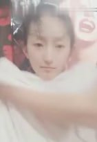 00后嫩妹与大叔情趣酒店共浴 巨根太猛浴缸中浪叫连连