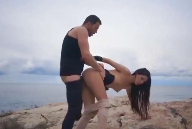 海景配美女有爱不做吗?