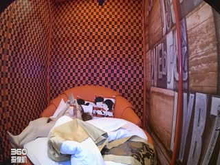 专业情趣约炮房外表斯文素雅眼镜妹子内心火热淫荡提前进屋脱光等待男友穿上情趣装挂吊绳上干激情四射